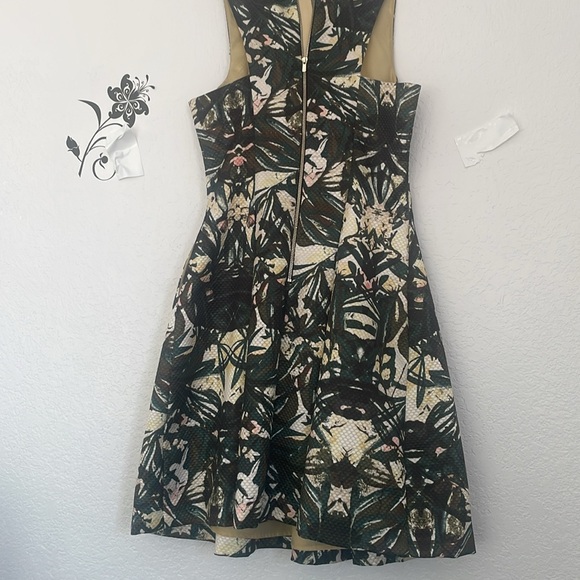 Beautiful fit and flare dress. Palm tree design with 100%polyester doublure - Picture 4 of 4
